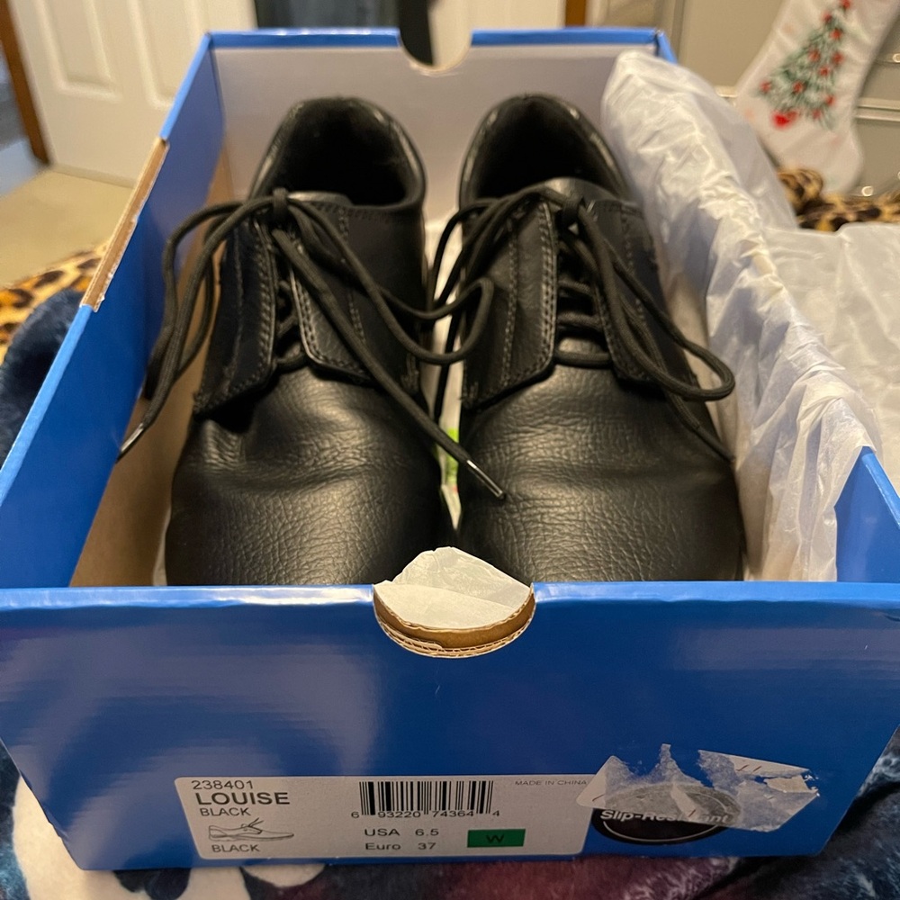 Nurse mates slip resistant shoes with shoe laces